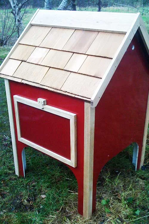 Chicubes Wooden Chicken House for 8 Hens Apple Red - Image 3