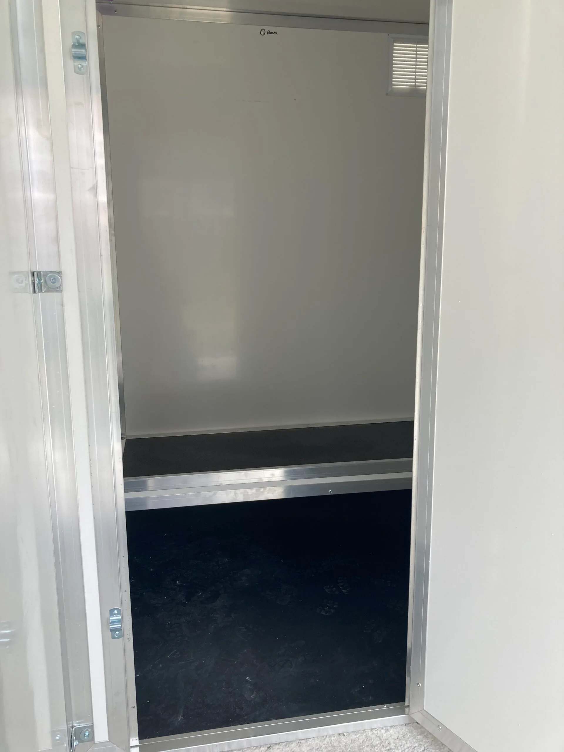 Quadruple Insulated Walk In Kennel Block with Mesh and Solid Runs - Image 6