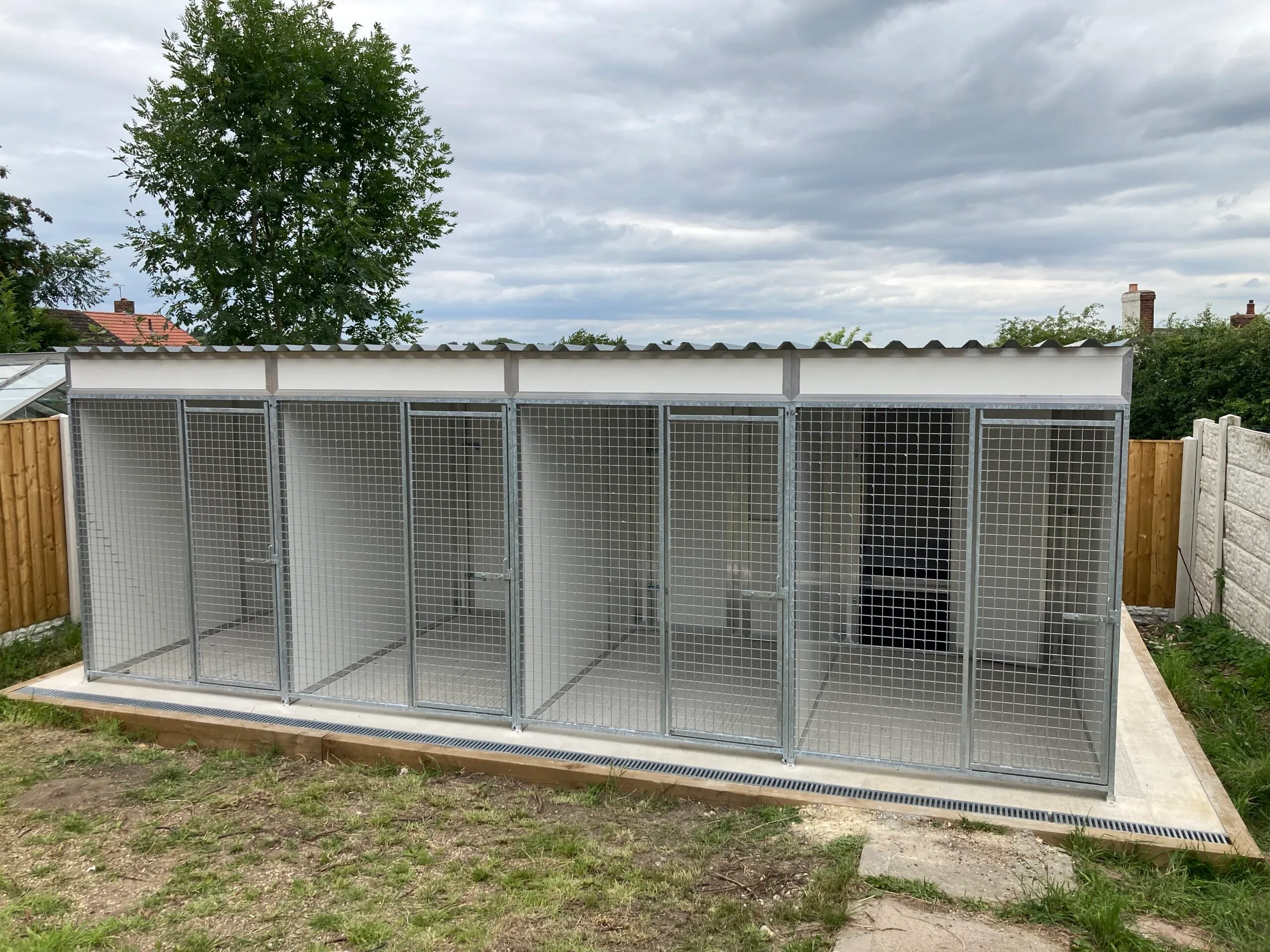 Quadruple Insulated Walk In Kennel Block with Mesh and Solid Runs - Image 2