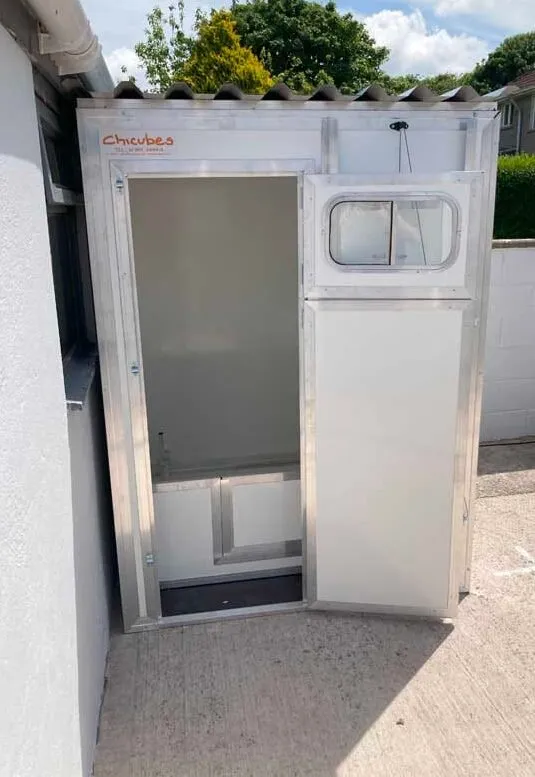 1.5m x 1.5m Insulated Plastic Walk In Whelping Kennel - Image 1