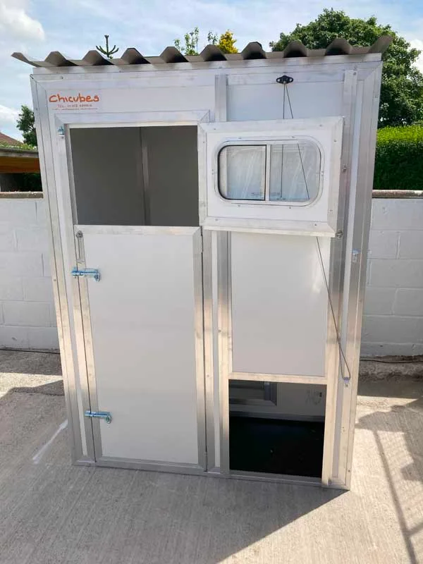 1.5m x 1.5m Insulated Plastic Walk In Whelping Kennel - Image 3