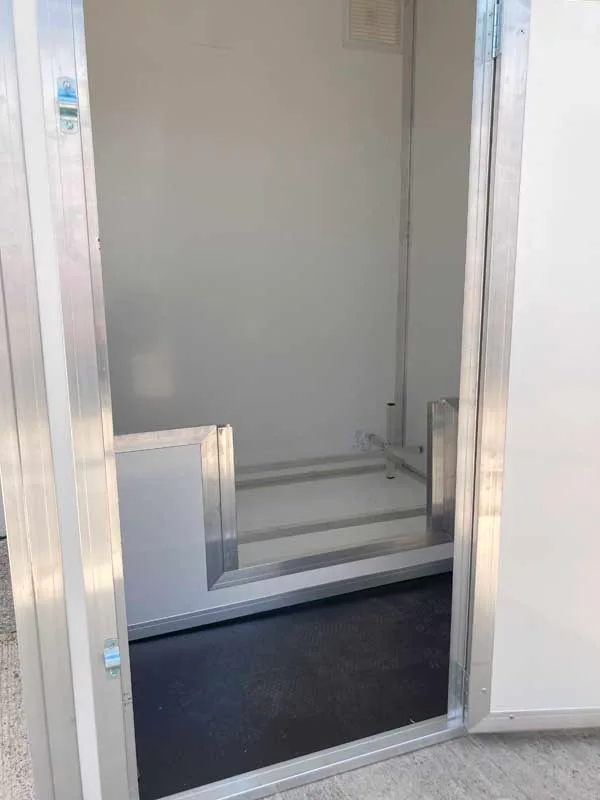 1.5m x 1.5m Insulated Plastic Walk In Whelping Kennel - Image 6