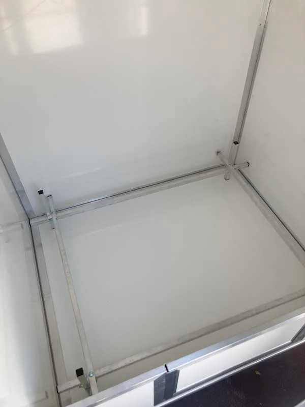 1.5m x 1.5m Insulated Plastic Walk In Whelping Kennel - Image 5