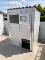 1.5m x 1.5m Insulated Plastic Walk In Whelping Kennel - Image 4